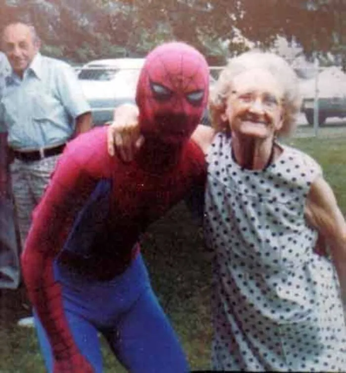 30 Funny And Awkward Pics Of Kids Posing With Superheroes And Popular Characters In The '70s And '80s