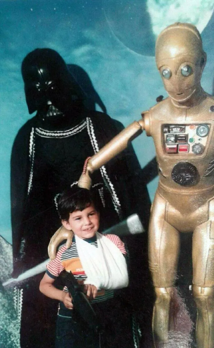 30 Funny And Awkward Pics Of Kids Posing With Superheroes And Popular Characters In The '70s And '80s