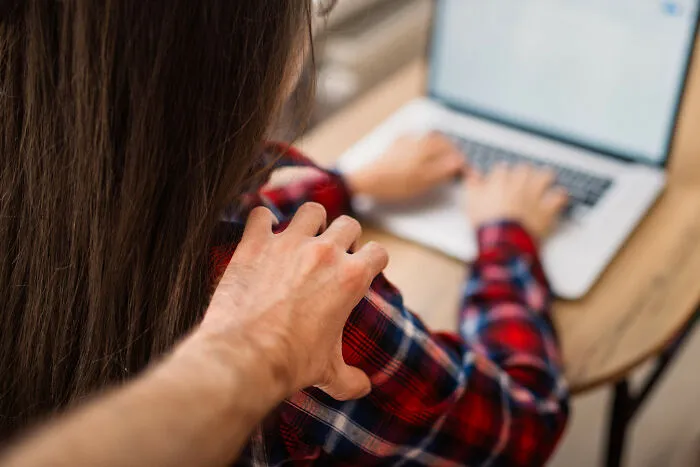 Estas mujeres comparten momentos en que los hombres las intimidaron sin ser conscientes de ello (42 historias)
