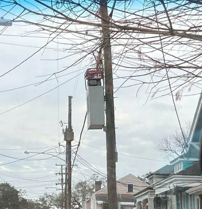 Cox literalmente puso un generador en este poste telefónico. Aparentemente para restaurar el Internet en el bloque de mis amigos de alguna manera. Pasan como cada 12 horas para rellenar el gas. Reza por Dhemecourt, pero esto es una locura