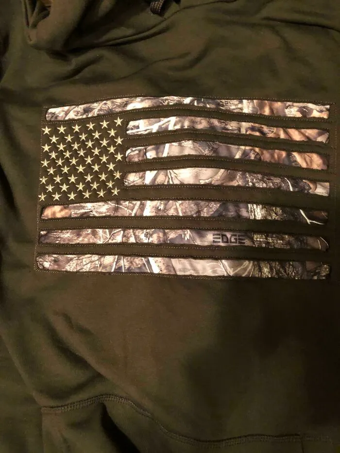 La bandera americana en la nueva sudadera de mi padre