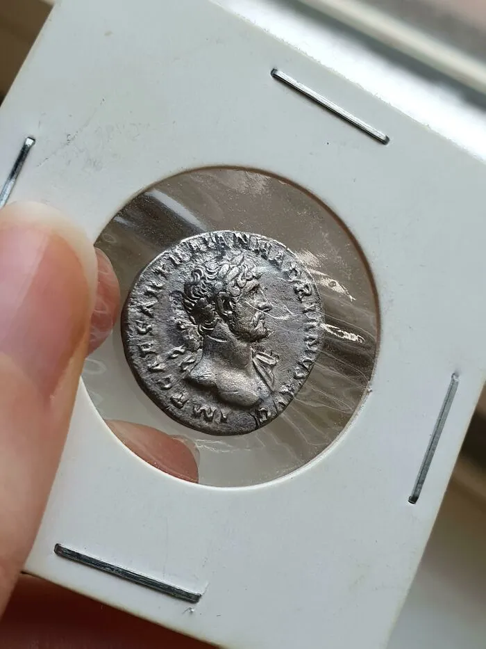 Tengo una moneda de cuando Adriano era emperador de Roma que tiene casi 2000 años de antigüedad