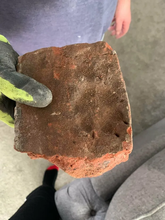 Un ladrillo de 300 años con la huella de una pata