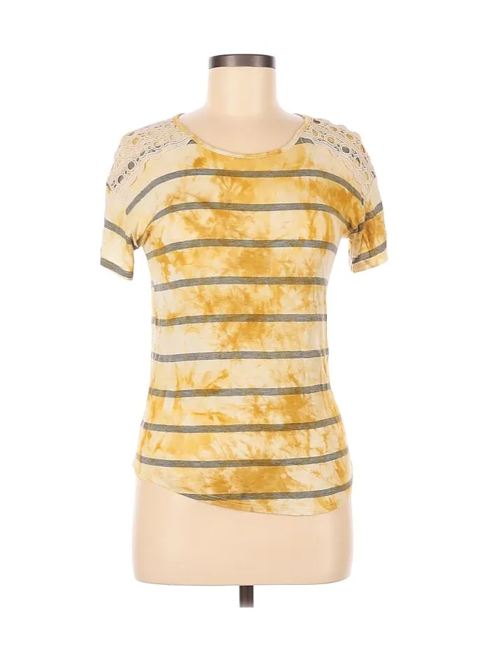 Oh, genial, una camiseta que hace que parezca que te has peleado con una botella de mostaza y has perdido