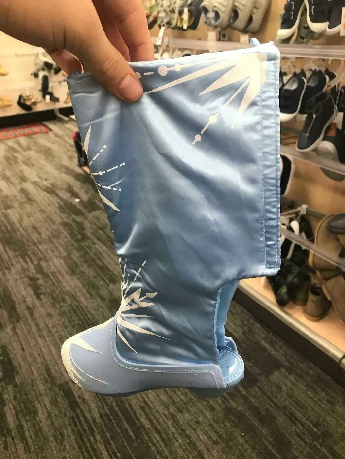 Botas de vaquero, con temática de Frozen, y un agujero al azar. Sip, zapatos