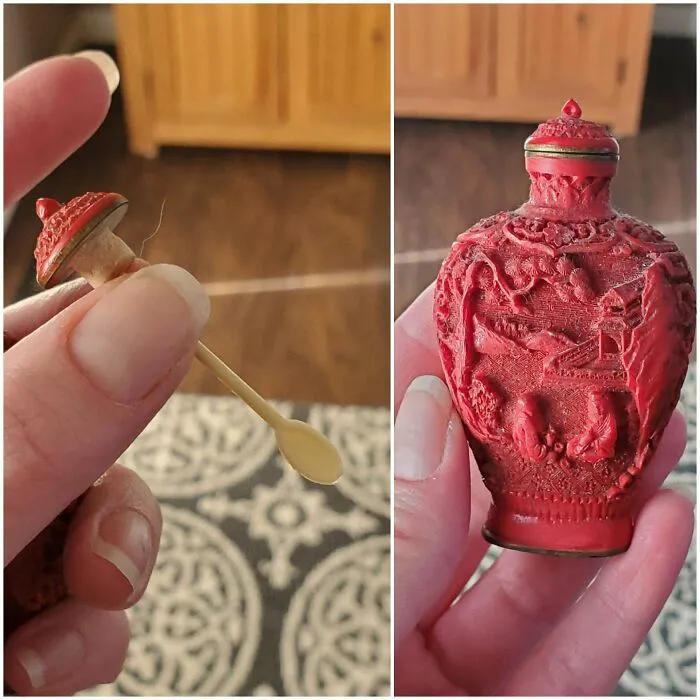 Pequeño contenedor rojo. La tapa tiene una pequeña cuchara en el interior
