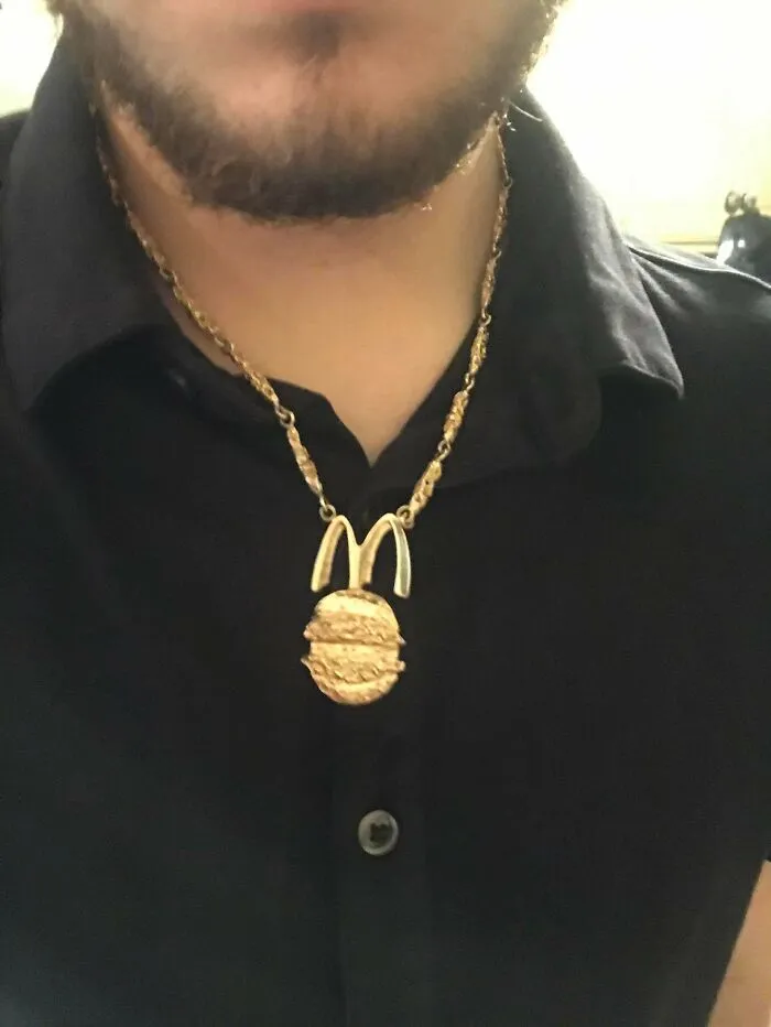 El abuelo de mi novia era un ejecutivo de McDonalds hace mucho tiempo. Recibió este regalo por sus años de servicio. Un collar con un Big Mac de oro macizo