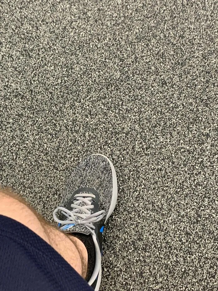 Deportiva a juego con el suelo del gimnasio