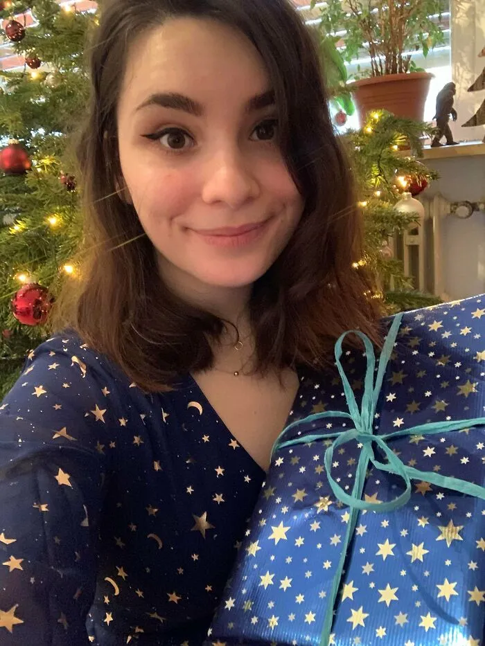 El regalo que me han hecho y el vestido que llevo puesto