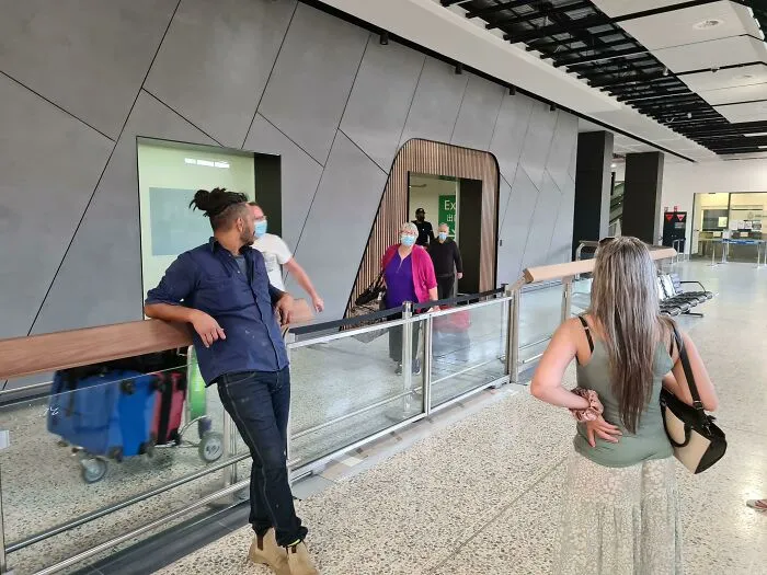 La falda de esta mujer en el aeropuerto