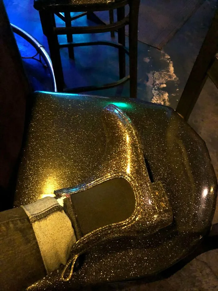 Mi bota de agua comparada con este taburete de un bar