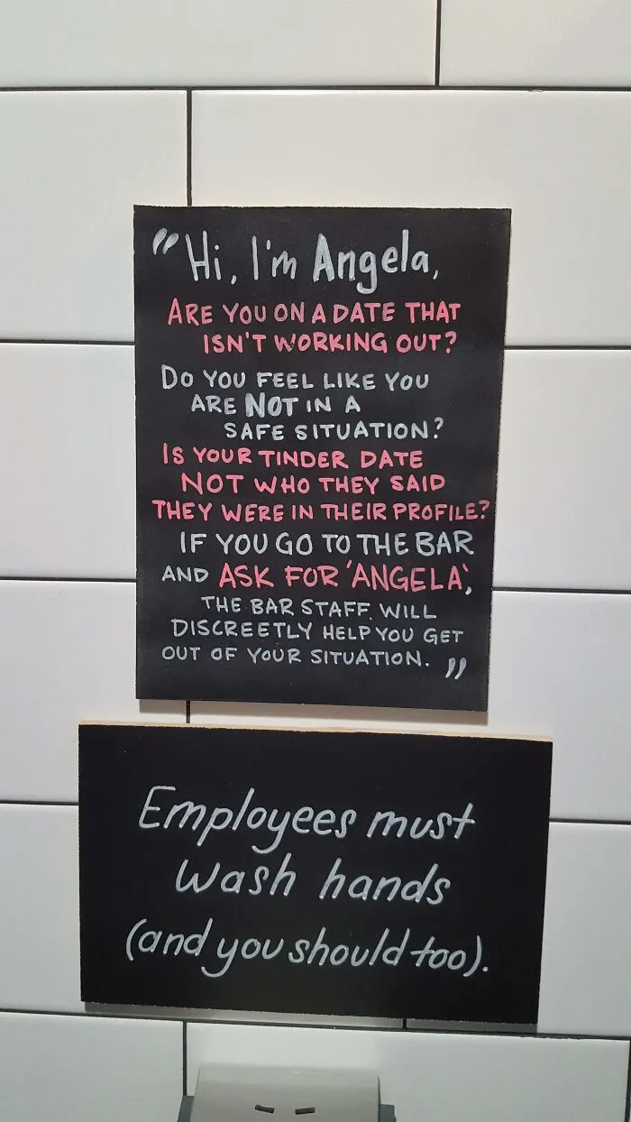 Esta cervecería tiene un cartel en el baño que ofrece un plan de apoyo en caso de que tu cita no vaya tan bien