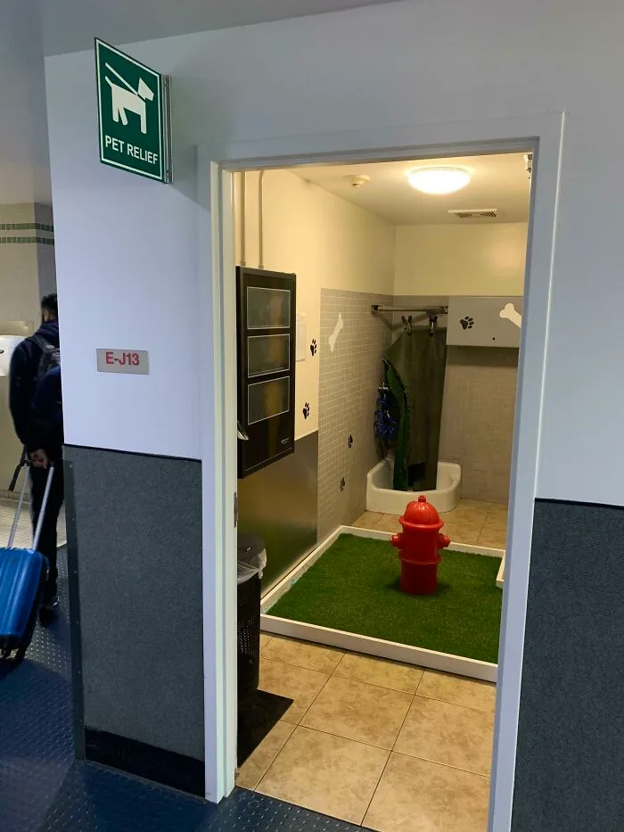 Baño para mascotas en el aeropuerto de Burbank
