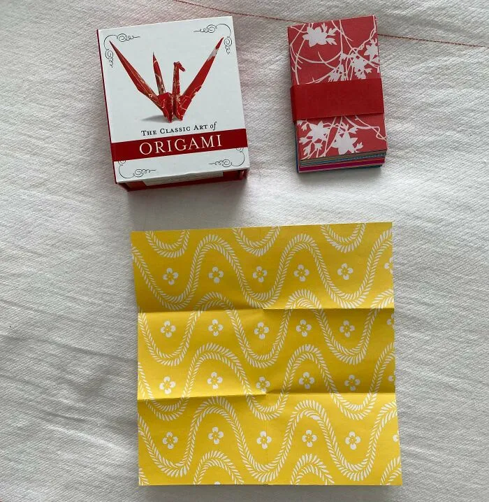 Kit de origami en el que el papel ya está doblado para que quepa en la caja