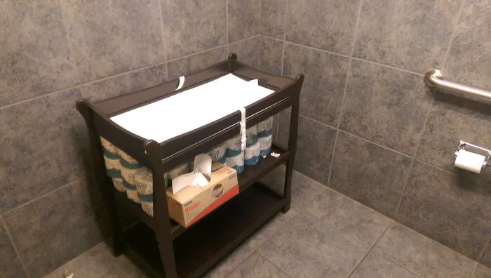 El baño de los hombres del taller de reparación de lunas tiene un cambiador completo e independiente