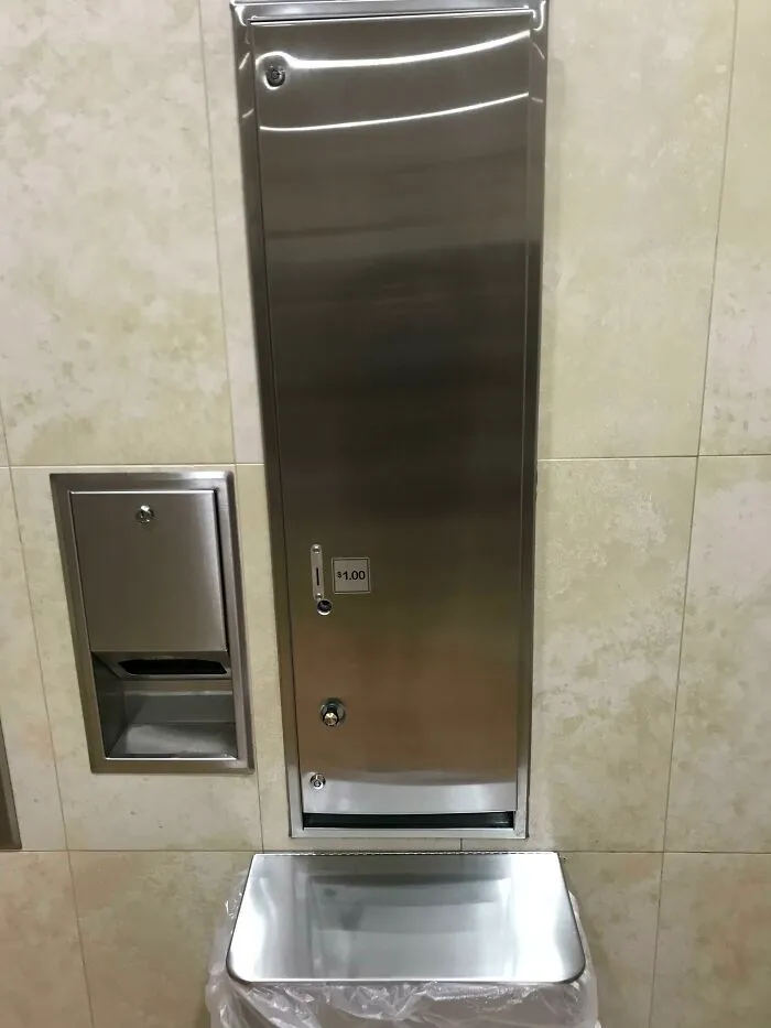 Dispensador de pañales para hombres con bebés en el baño de hombres de un Walmart