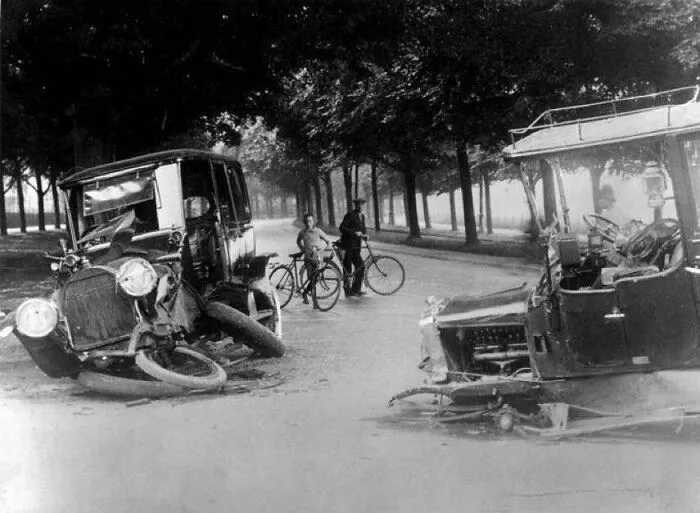 Una rara foto de un accidente de tránsito en los Países Bajos, hace más de 100 años. Fotografía de 1914
