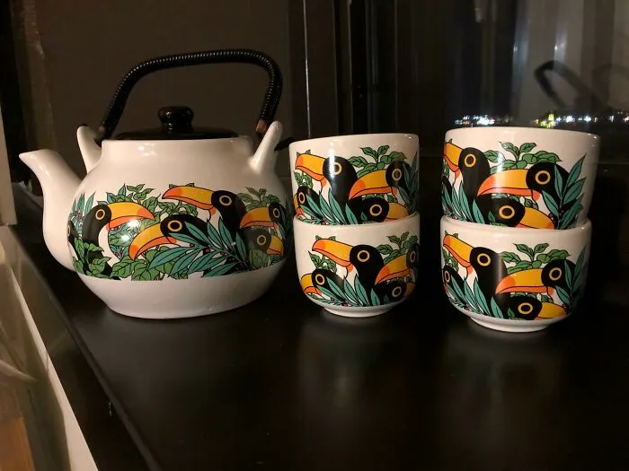 Uno de mis hallazgos favoritos. Un juego de té de tucanes de los años 70