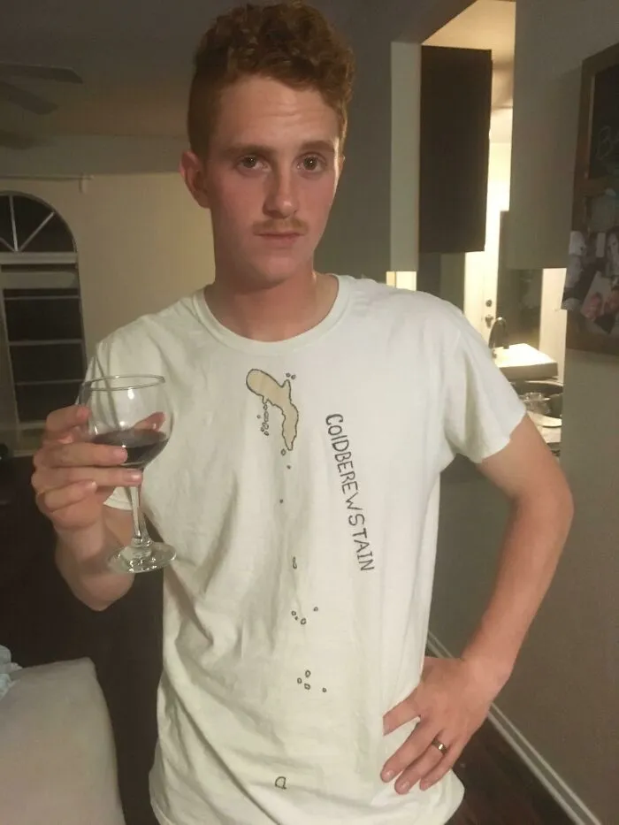 Si manchas una camiseta, puedes remarcar la mancha con un Sharpie y ponerle un nombre. Así, parecerá que has visitado una isla