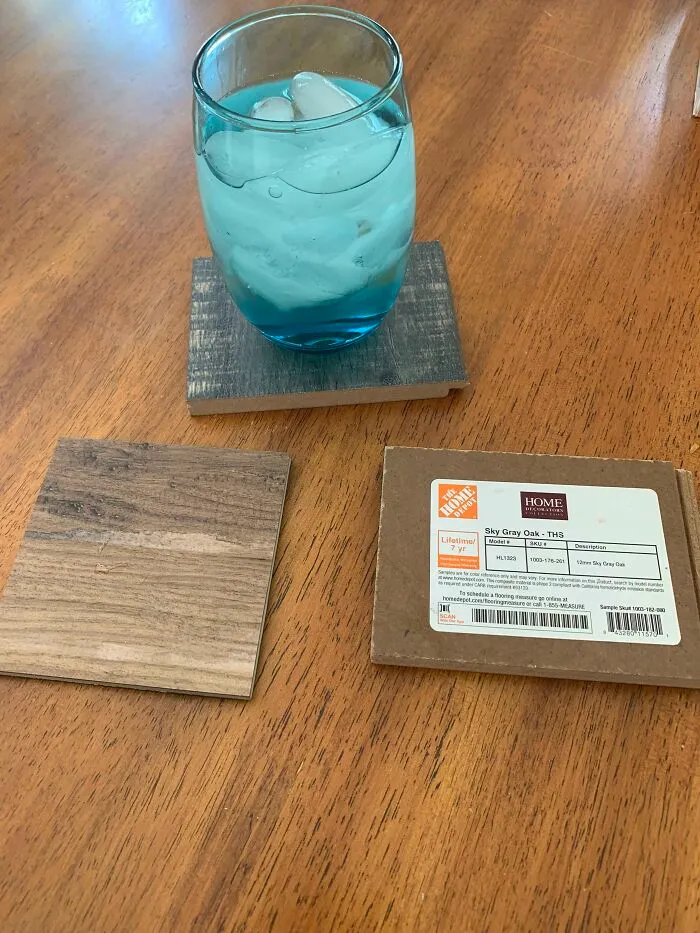 Si no tienes dinero y no puedes comprar portavasos, obtén muestras de pisos de Home Depot. Son gratuitas y vienen en muchos colores y formas