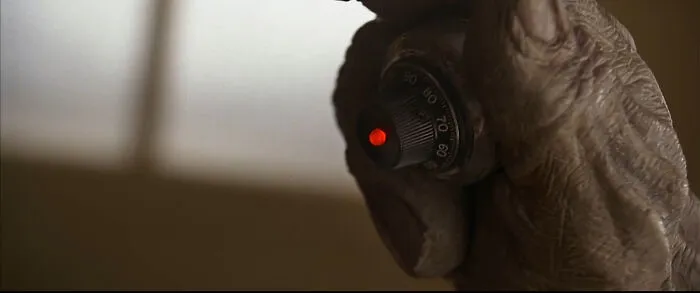 En El quinto elemento (1997), el detonador que utiliza el capitán de Mangalore para destruir el crucero es un candado de taquilla escolar