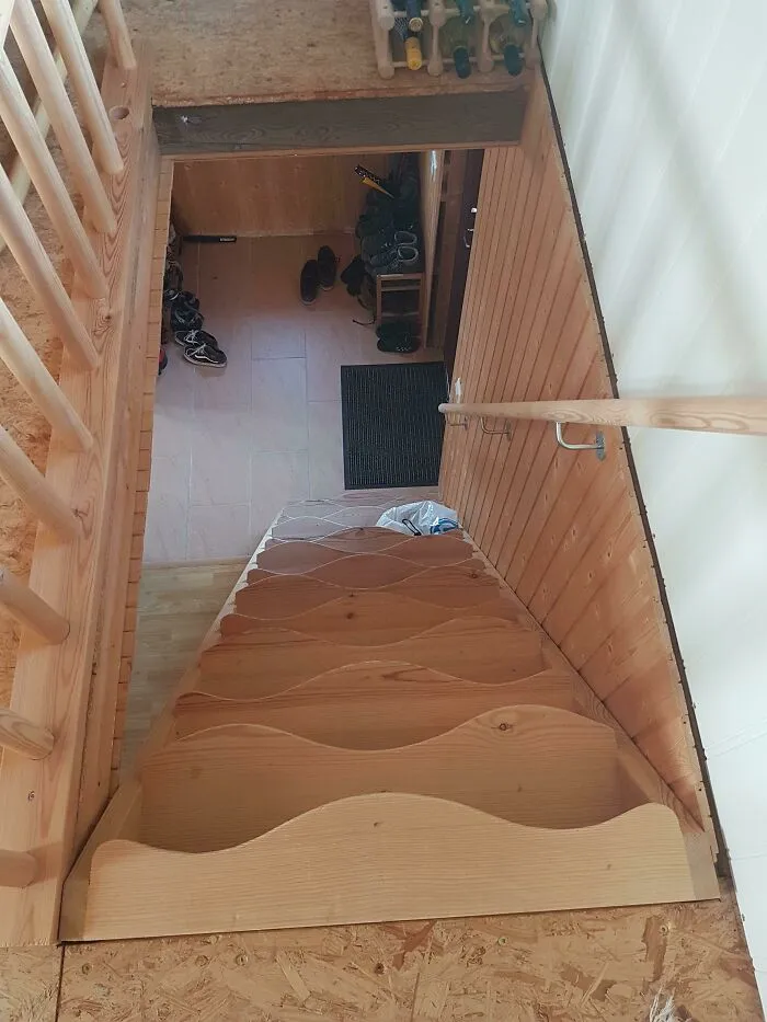 Estas escaleras en la casa de verano de mis suegros. Tenemos fiestas aquí así que bajar estas escaleras borracho es un reto