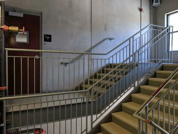 Hay que subir las escaleras y luego bajarlas para llegar a la puerta