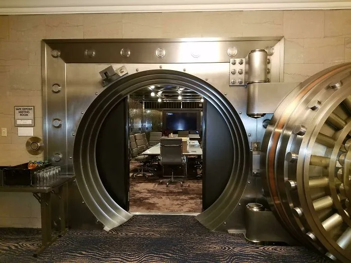 El antiguo banco fue transformado en un hotel, conservaron la bóveda como sala de reuniones