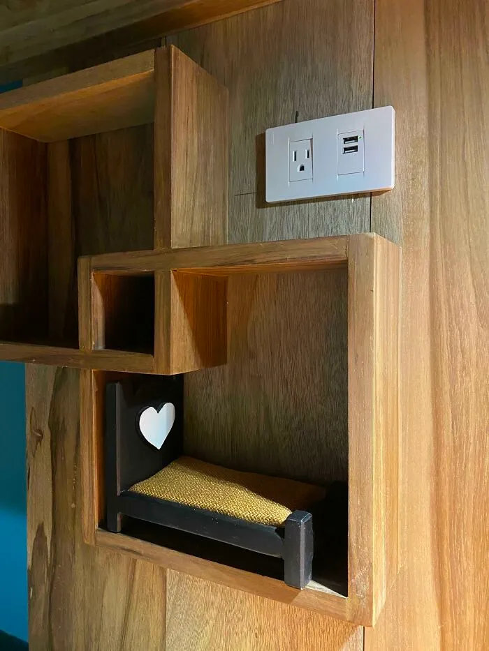 Mi hostal tiene una cama para cargar el móvil