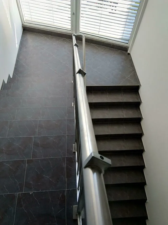 Cuando me tropecé en la escalera me corté el brazo con estas cosas, y seguí cayendo por la escalera (soy la quinta víctima de esta semana)