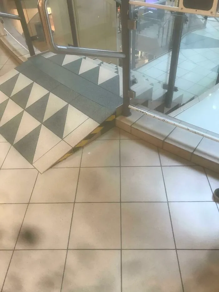 Rampa de acceso a una escalera en un centro comercial de Haugesund (Noruega)