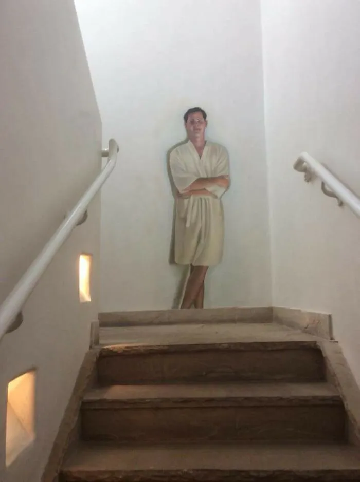 Pintado en el hueco de la escalera  que lleva al gimnasio en un hotel