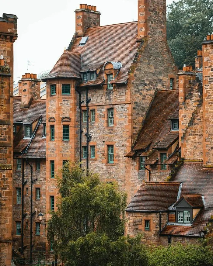 Well Court, diseñado como vivienda modelo para los trabajadores locales y terminado en 1886 en Dean Village, Edimburgo, Escocia