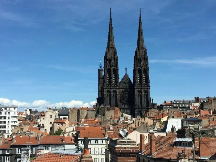 La catedral de Clermont-Ferrand, Francia, construida íntegramente con piedra de lava negra