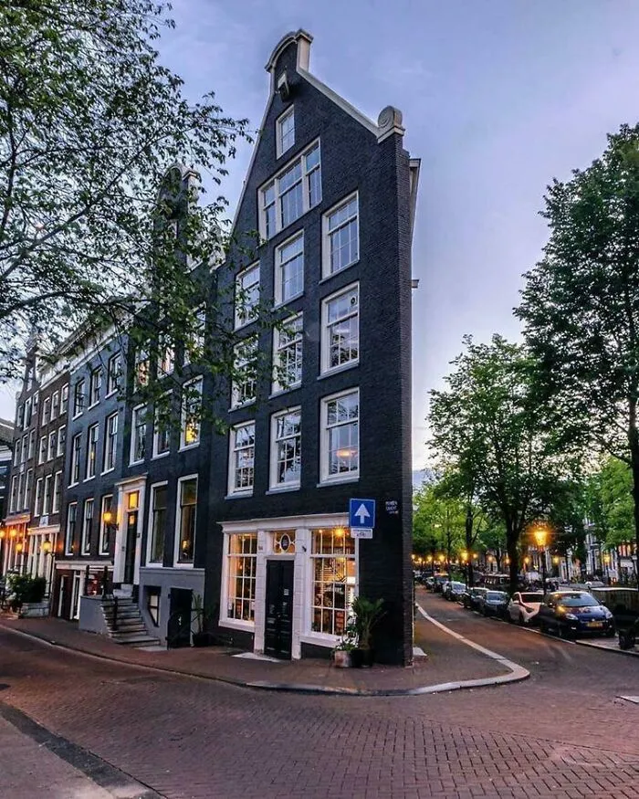 Casa de esquina muy estrecha, Ámsterdam, Países Bajos 
