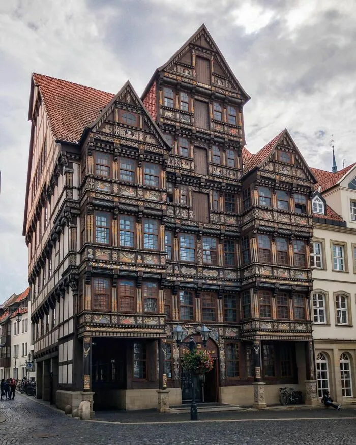 Wedekindhaus, una casa de estilo renacentista con fachada de roble tallado, construida originalmente en 1598 por el comerciante Hans Storre, y posteriormente destruida por completo durante un ataque aéreo de la Segunda Guerra Mundial antes de ser reconstruida en la década de 1980. Hildesheim, Baja Sajonia, Alemania