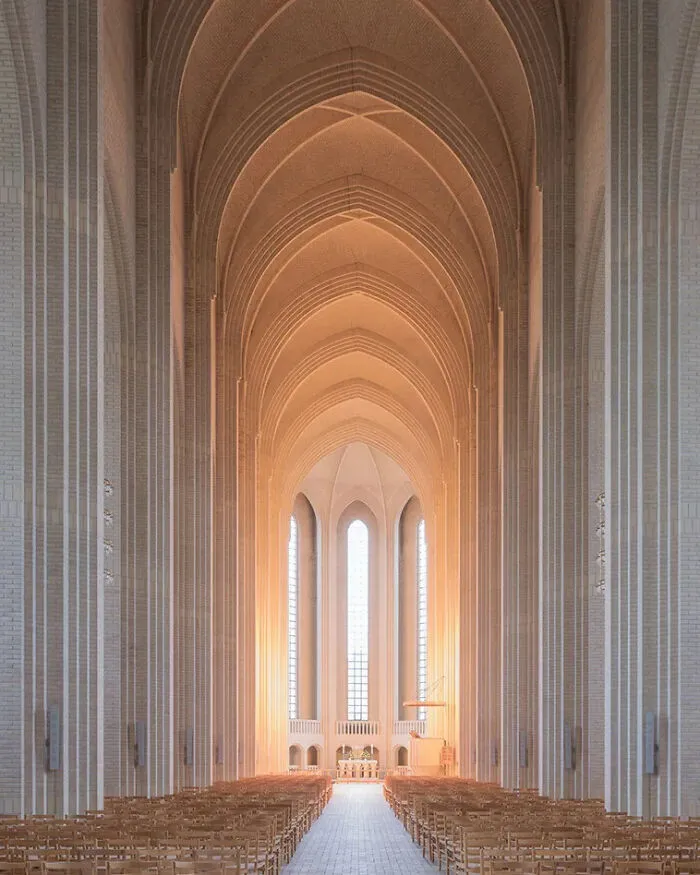 La iglesia de Grundtvig en Copenhague, Dinamarca. Se terminó de construir en 1940 y su diseño es una combinación entre una catedral y el estilo de las antiguas casas de campo danesas