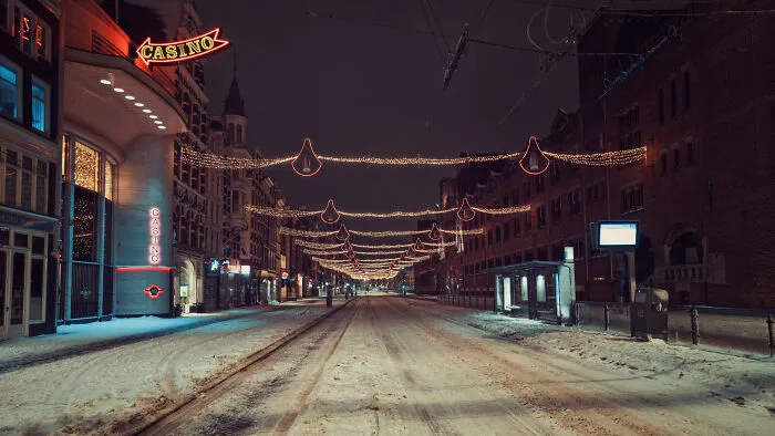 After The World Went Into Lockdown, This Photographer Turned His Lens To His Hometown, Amsterdam, And Photographed It During Curfew (22 Pics)