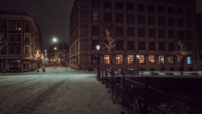 After The World Went Into Lockdown, This Photographer Turned His Lens To His Hometown, Amsterdam, And Photographed It During Curfew (22 Pics)