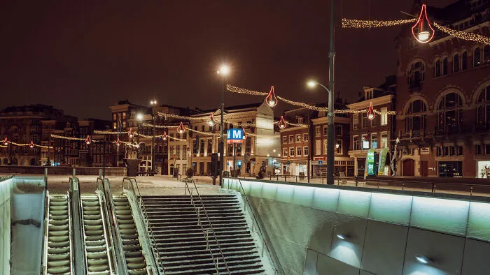 After The World Went Into Lockdown, This Photographer Turned His Lens To His Hometown, Amsterdam, And Photographed It During Curfew (22 Pics)