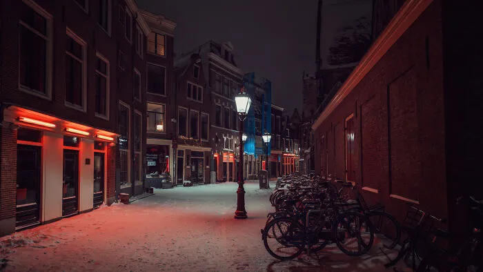 After The World Went Into Lockdown, This Photographer Turned His Lens To His Hometown, Amsterdam, And Photographed It During Curfew (22 Pics)