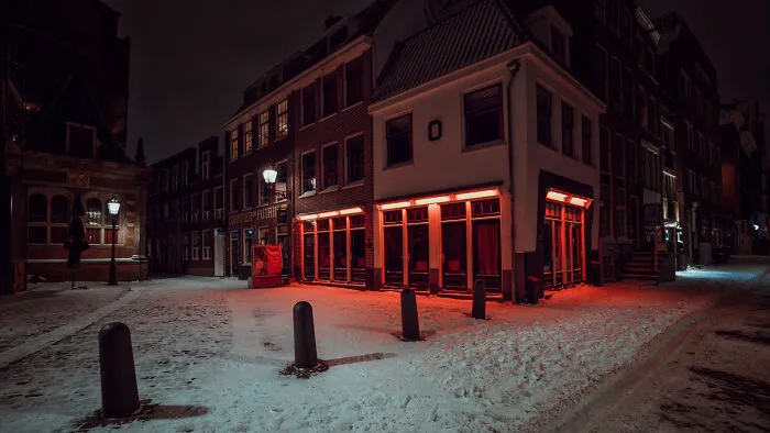 After The World Went Into Lockdown, This Photographer Turned His Lens To His Hometown, Amsterdam, And Photographed It During Curfew (22 Pics)