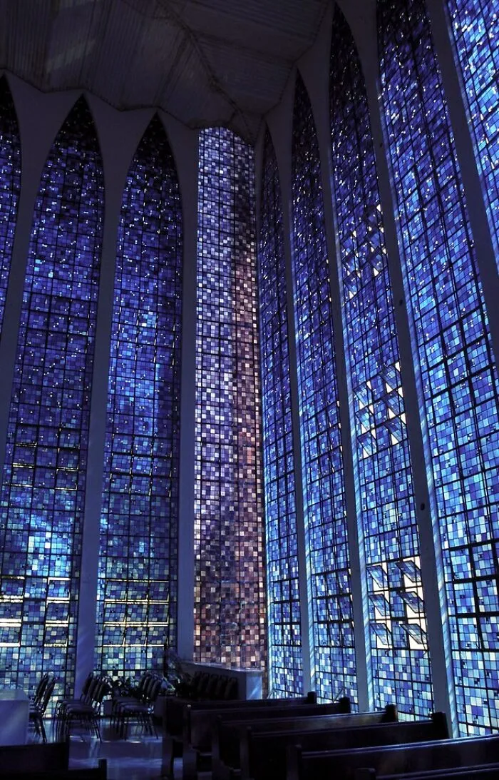 Ventanas del interior de la capilla de Dos Bosco - Brasilia, Brasil