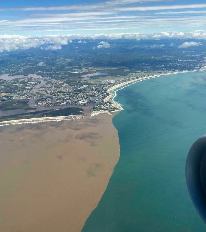 Las aguas de las inundaciones australianas se encuentran con el océano