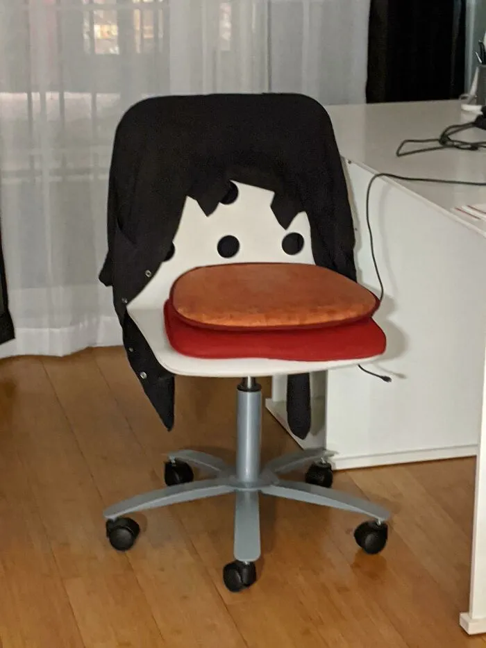 La silla de mi novia parece un pato con pelo