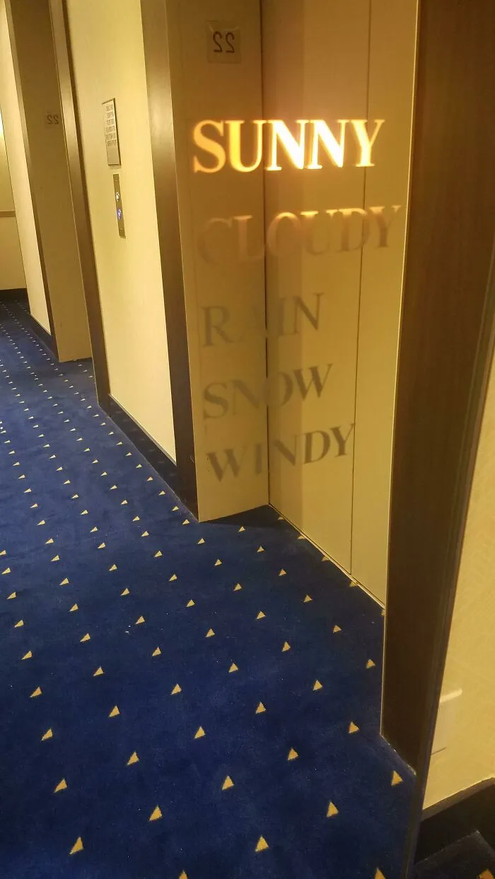 Este espejo de mi hotel indica a los huéspedes las condiciones meteorológicas actuales