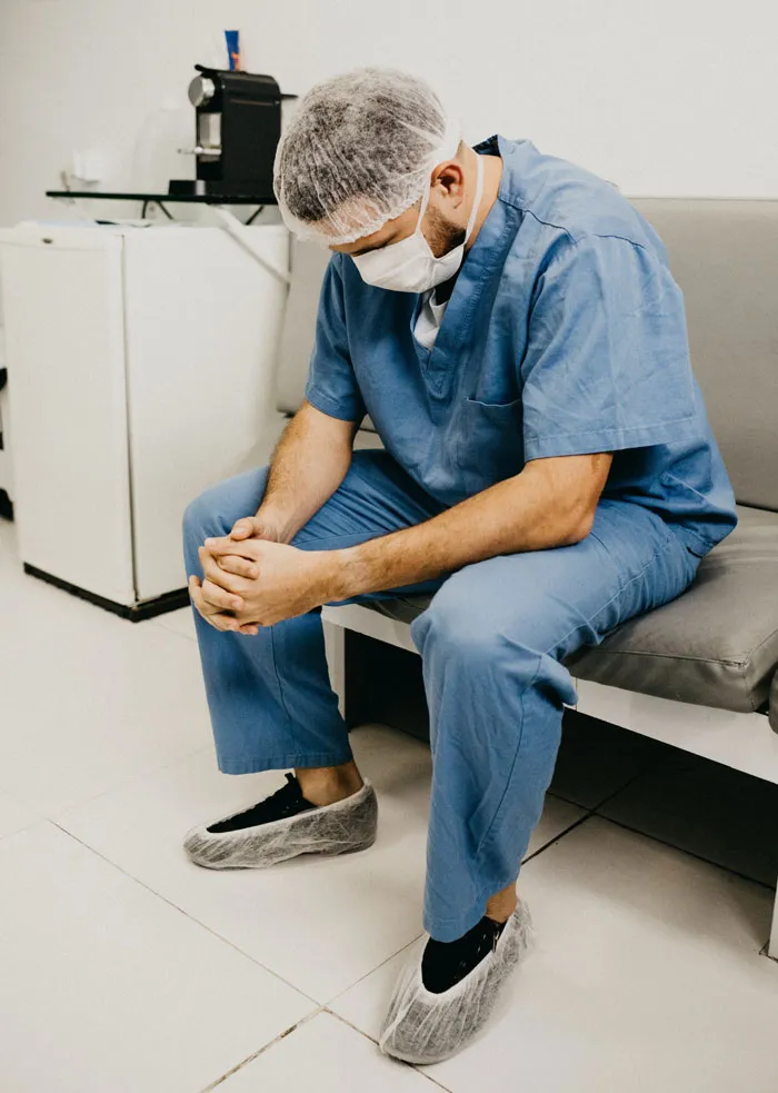Como trabajador de la salud, me parece que aplaudir es extremadamente desagradable. Este es literalmente nuestro trabajo. Deja de glorificarnos