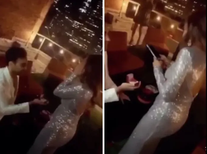 Un hombre le propone matrimonio a una mujer, tras lo cual ella toma su teléfono para subir una foto a Instagram