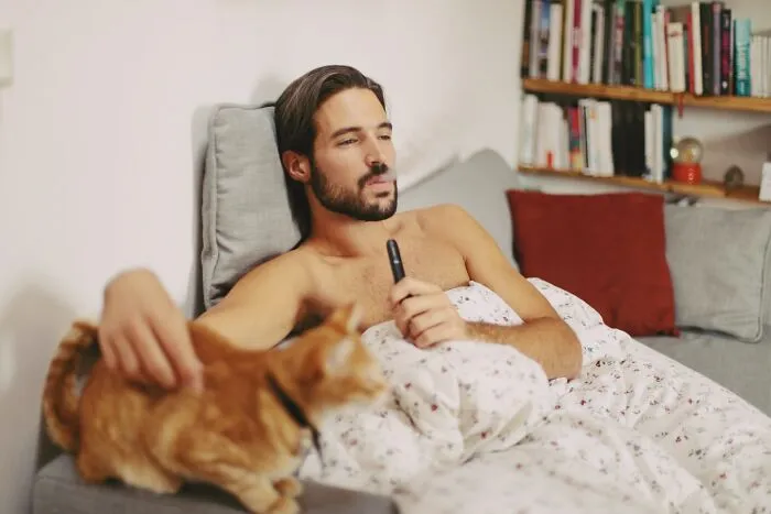 35 People Respond To "What Is A Tell-Tale Sign That A Man Is Insecure About His Masculinity Or Himself In General?"