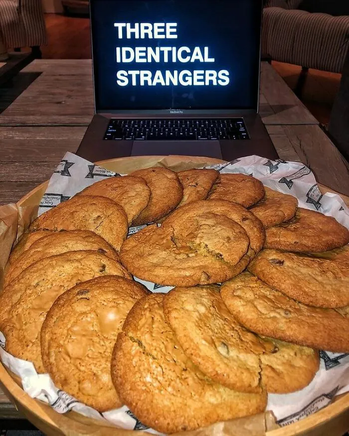 15 Enormous Cookies Of Milk Chocolate And Salted Caramel Chips With Peanut Butter In The Middle